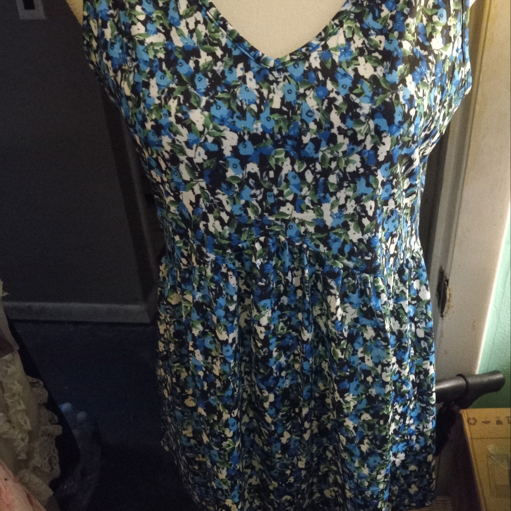 New,with tag floral blue&greensleevelessempire front flowly stretch top size m.